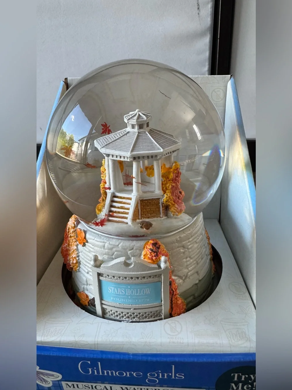 NWT • Gilmore girls fall 🍁snow globe / music box